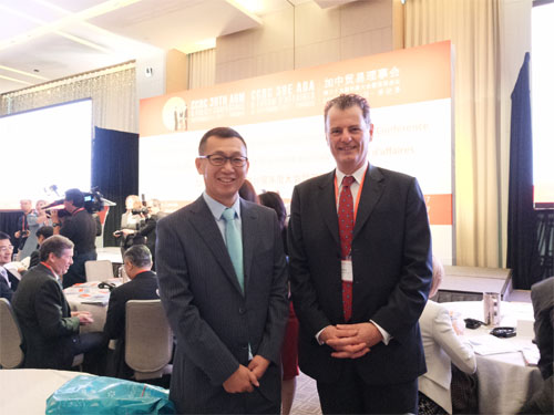 加中貿(mào)易理事會總裁向峰先生合影.jpg